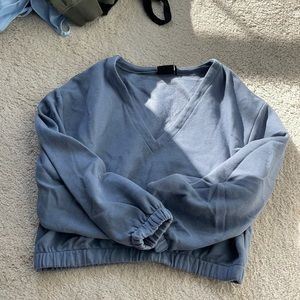 Cropped Urban Outfitters V neck / sweatshirt